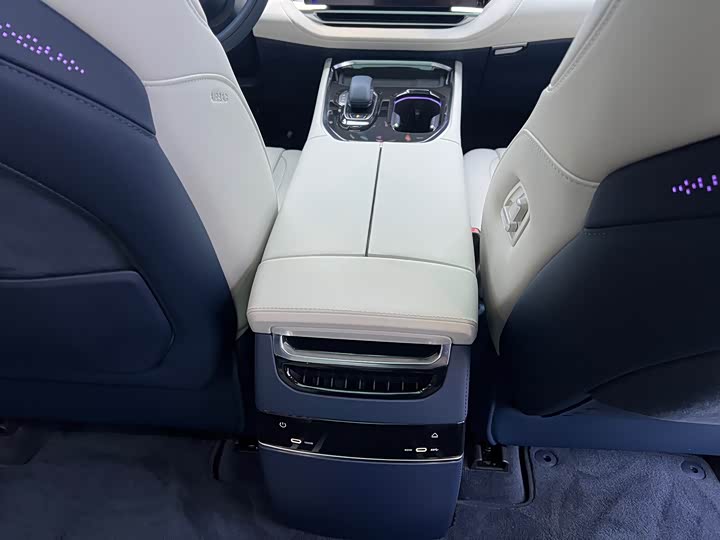 Zeekr 009 2024 2024款 七座过道版四驱 108kWh