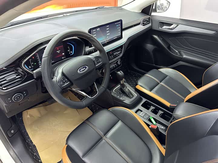Ford Focus 2022 2022款 三厢 EcoBoost 180 自动竞速版