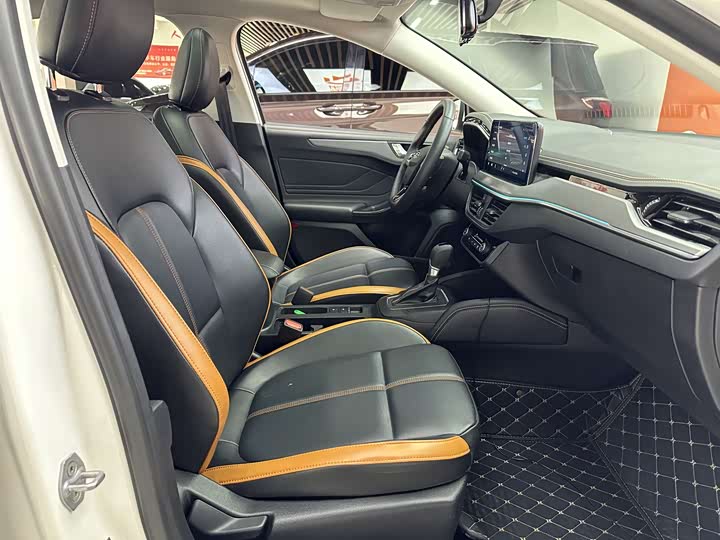 Ford Focus 2022 2022款 三厢 EcoBoost 180 自动竞速版