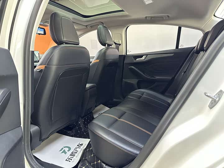 Ford Focus 2022 2022款 三厢 EcoBoost 180 自动竞速版