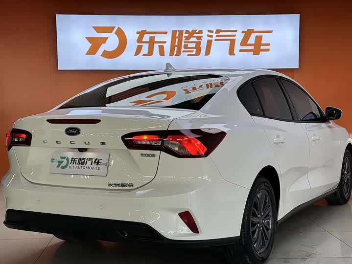 Ford Focus 2022 2022款 三厢 EcoBoost 180 自动竞速版