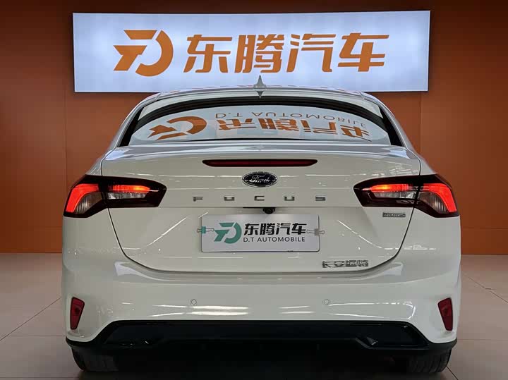 Ford Focus 2022 2022款 三厢 EcoBoost 180 自动竞速版