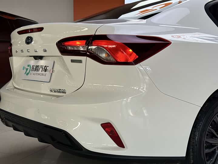 Ford Focus 2022 2022款 三厢 EcoBoost 180 自动竞速版