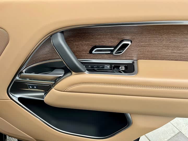 Land Rover Range Rover 2025 2025款 3.0 L6 400PS 盛世加长版