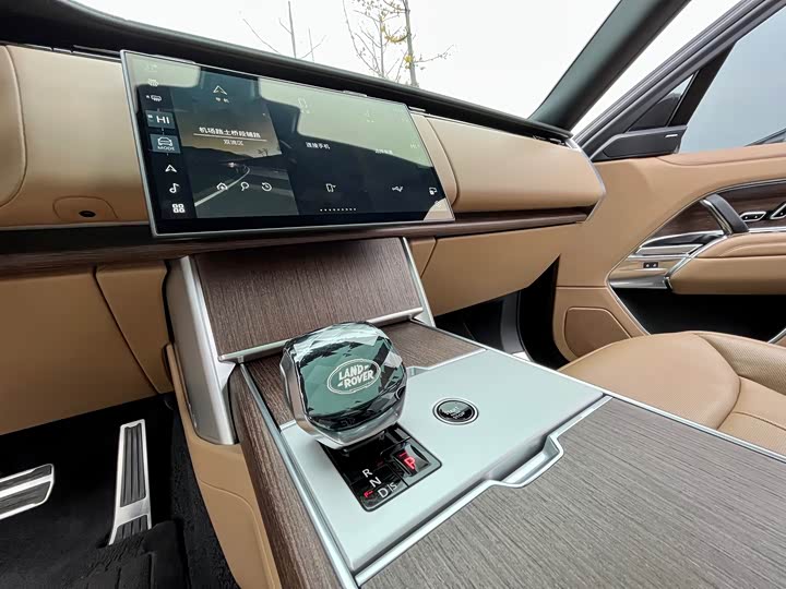 Land Rover Range Rover 2025 2025款 3.0 L6 400PS 盛世加长版