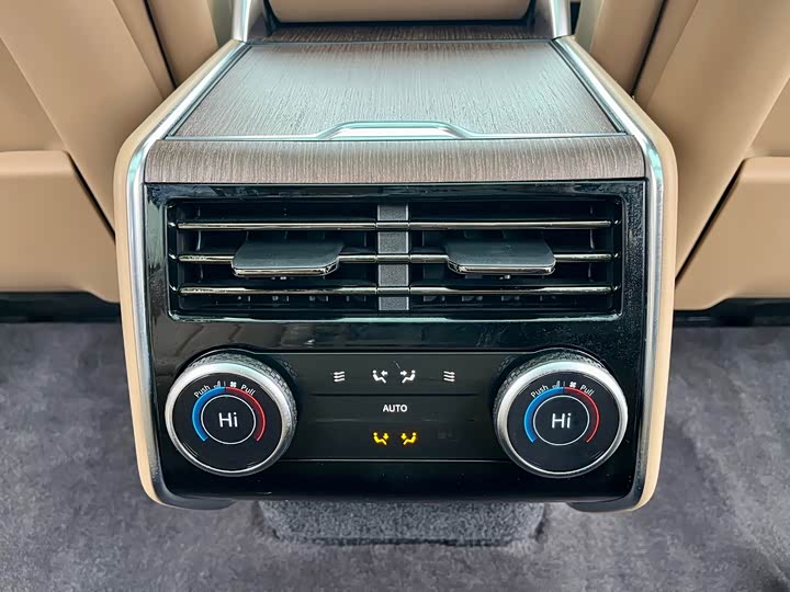 Land Rover Range Rover 2025 2025款 3.0 L6 400PS 盛世加长版