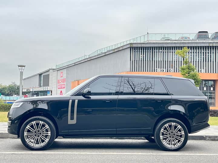 Land Rover Range Rover 2025 2025款 3.0 L6 400PS 盛世加长版