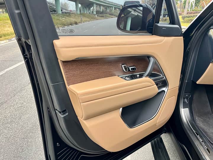 Land Rover Range Rover 2025 2025款 3.0 L6 400PS 盛世加长版