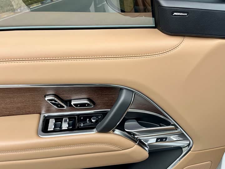 Land Rover Range Rover 2025 2025款 3.0 L6 400PS 盛世加长版