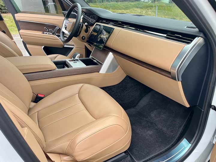 Land Rover Range Rover 2025 2025款 3.0 L6 400PS 盛世加长版