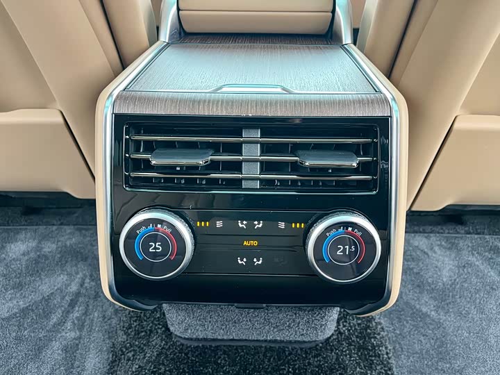 Land Rover Range Rover 2025 2025款 3.0 L6 400PS 盛世加长版