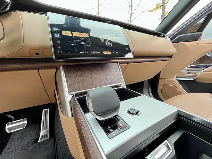 Land Rover Range Rover 2025 2025款 3.0 L6 400PS 盛世加长版