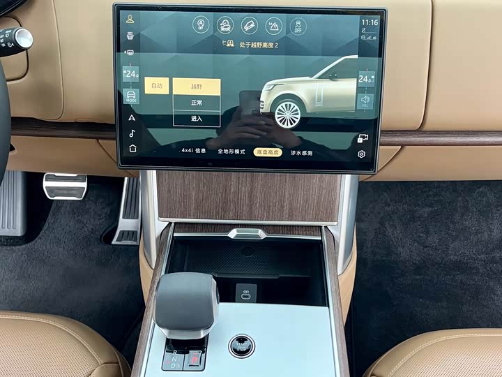 Land Rover Range Rover 2025 2025款 3.0 L6 400PS 盛世加长版