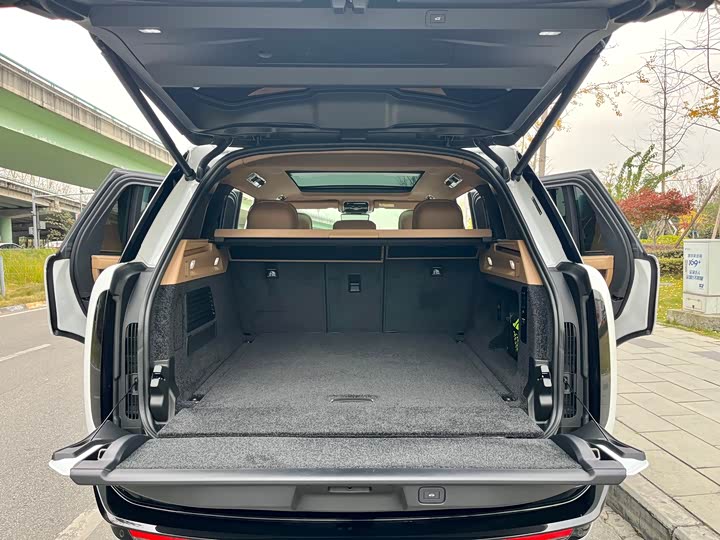 Land Rover Range Rover 2025 2025款 3.0 L6 400PS 盛世加长版