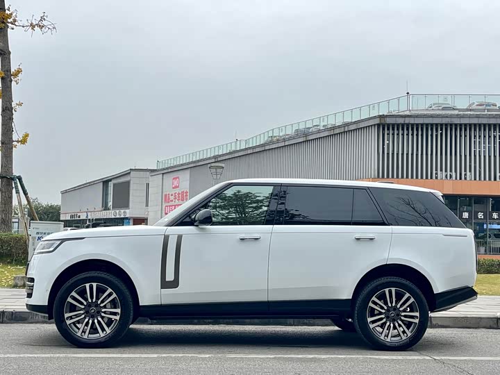 Land Rover Range Rover 2025 2025款 3.0 L6 400PS 盛世加长版
