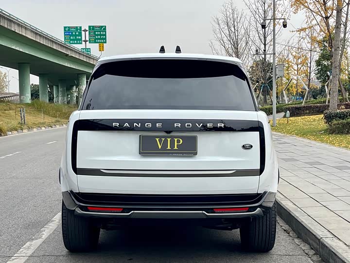 Land Rover Range Rover 2025 2025款 3.0 L6 400PS 盛世加长版