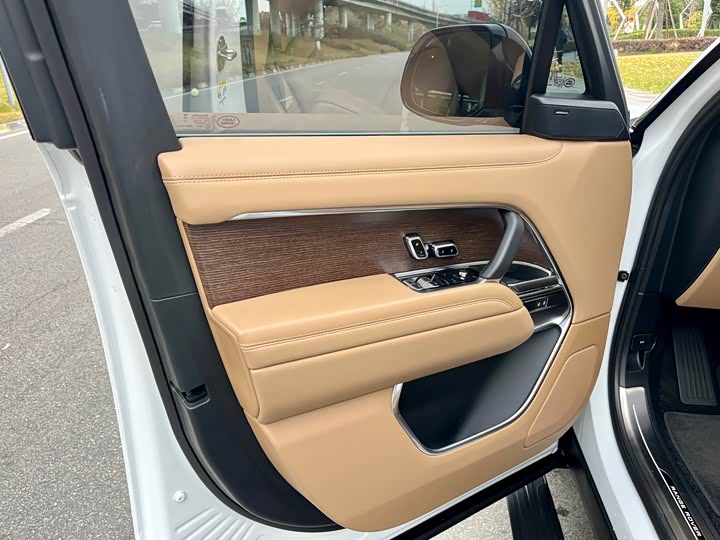 Land Rover Range Rover 2025 2025款 3.0 L6 400PS 盛世加长版