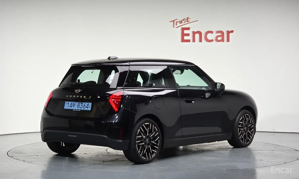 Mini Cooper 2025 SE Favoured