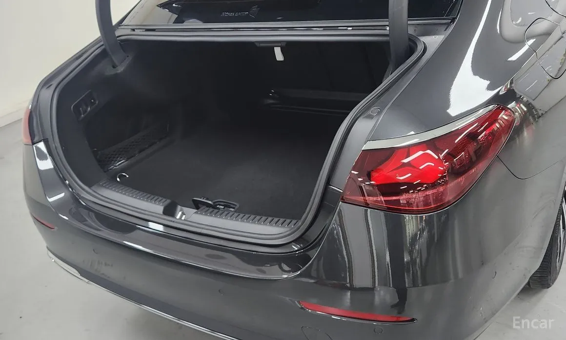 Mercedes-Benz E-Class 2024 E300 4MATIC Exclusive