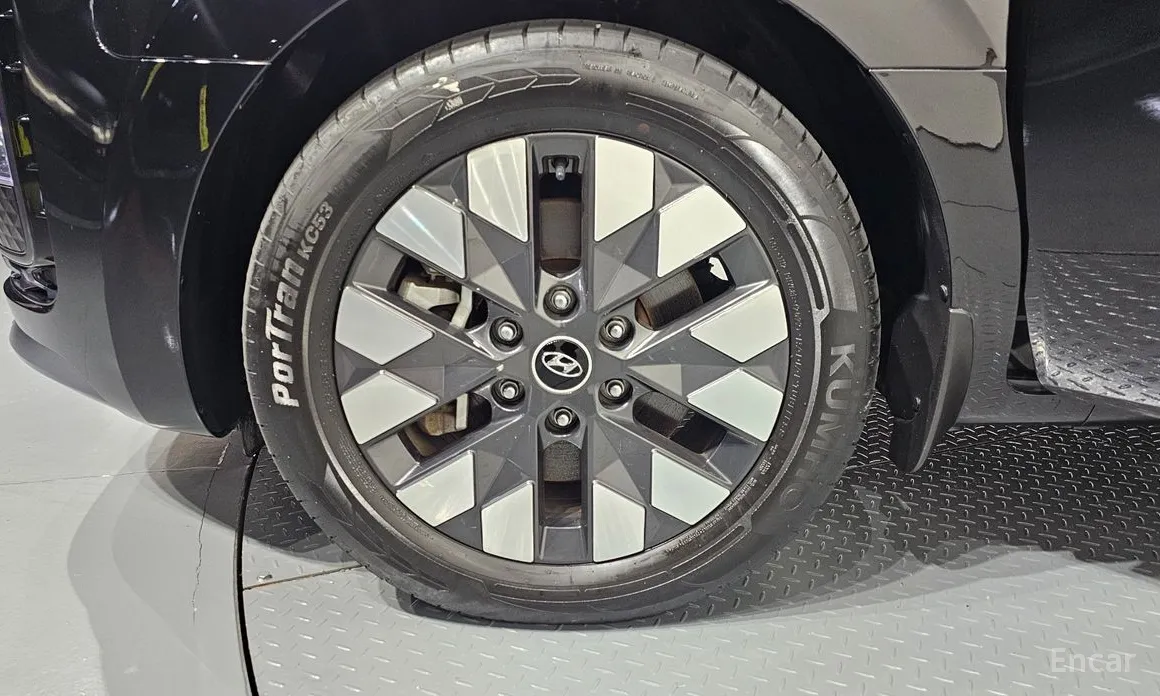 Hyundai Staria 2021 4WD Lounge 9-Seater