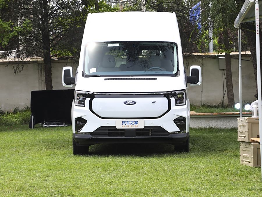Ford E-Transit 2024 2024款 厢式运输车 长轴中顶 3座 100.96kWh