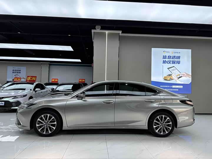 2025 Lexus ES