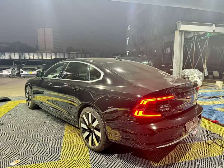 2025 Volvo S90 Hybrid
