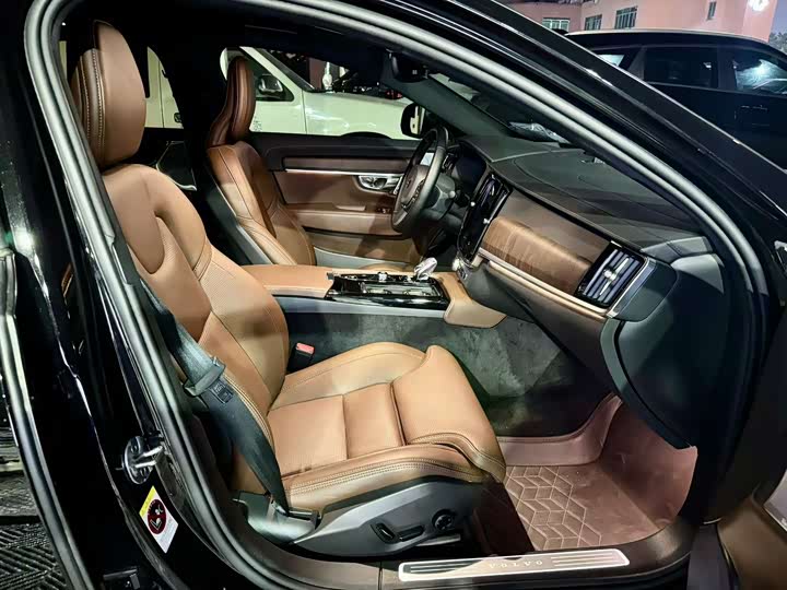 Volvo S90 Hybrid 2025 2025款 插电式混动 四驱长续航智雅豪华版