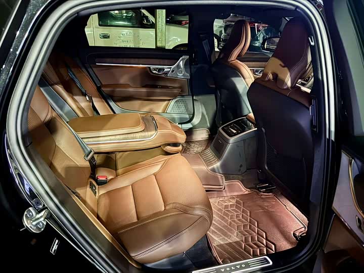 Volvo S90 Hybrid 2025 2025款 插电式混动 四驱长续航智雅豪华版