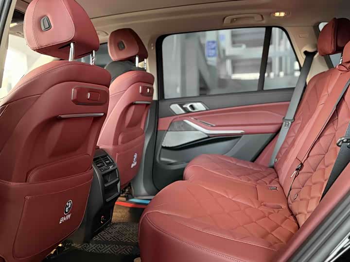 BMW X5 2025 2025款 xDrive 30Li 尊享型M运动曜夜套装