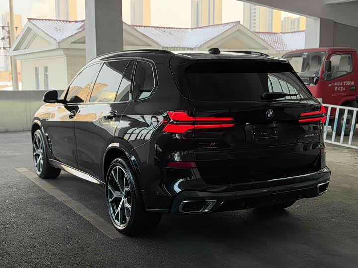 BMW X5 2025 2025款 xDrive 30Li 尊享型M运动曜夜套装