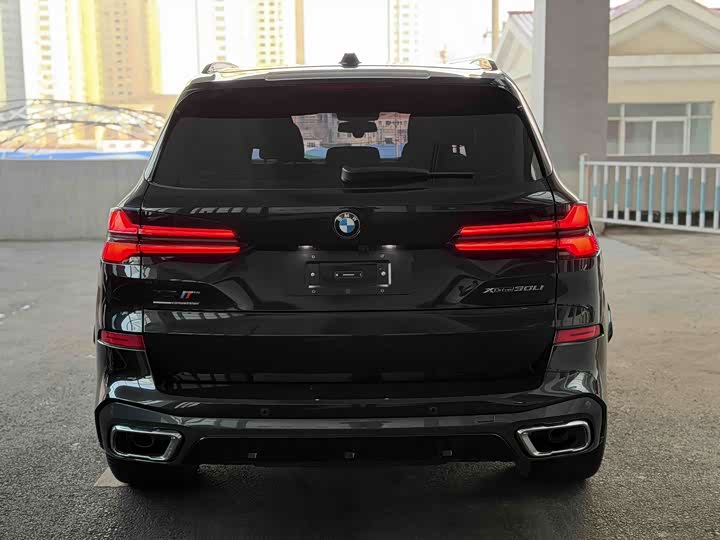 BMW X5 2025 2025款 xDrive 30Li 尊享型M运动曜夜套装