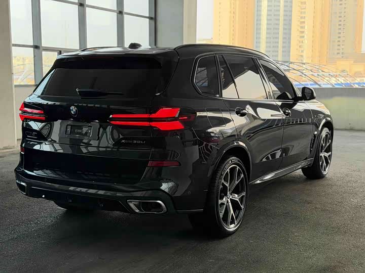 BMW X5 2025 2025款 xDrive 30Li 尊享型M运动曜夜套装