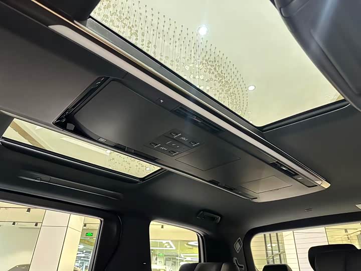 Toyota Vellfire 2025 2025款 皇冠 双擎 2.5L 墨金行政版