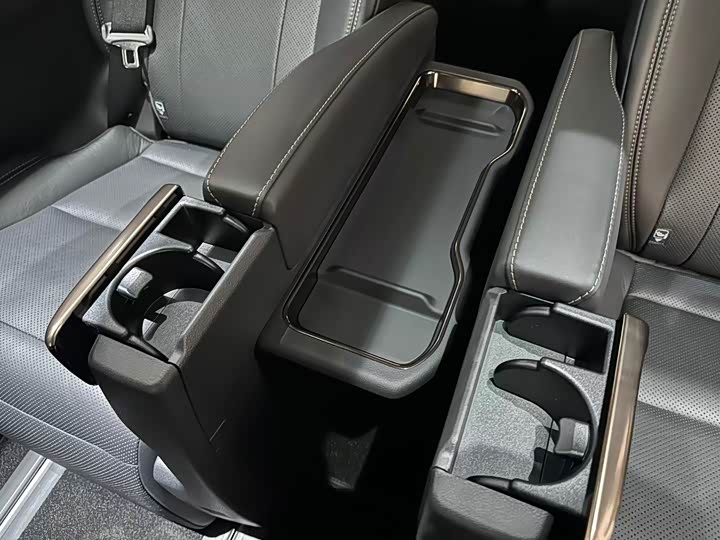 Toyota Vellfire 2025 2025款 皇冠 双擎 2.5L 墨金行政版