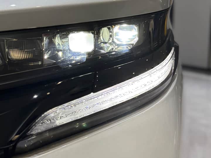 Toyota Vellfire 2025 2025款 皇冠 双擎 2.5L 墨金行政版