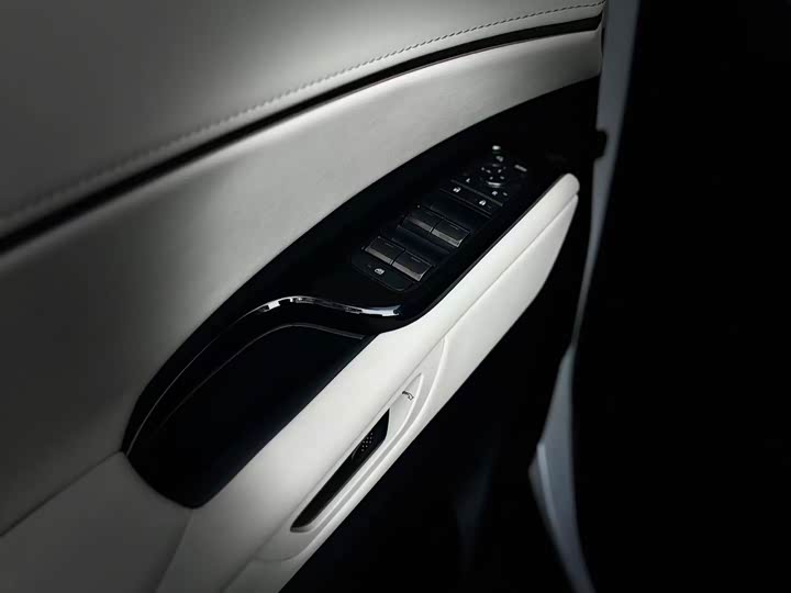 Lexus LM 2023 2023款 500h 六座尊崇版