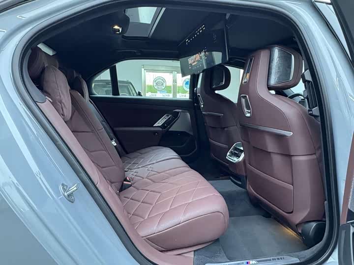 BMW i7 2023 2023款 eDrive50L 尊享M运动套装