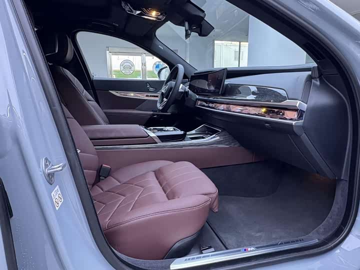 BMW i7 2023 2023款 eDrive50L 尊享M运动套装