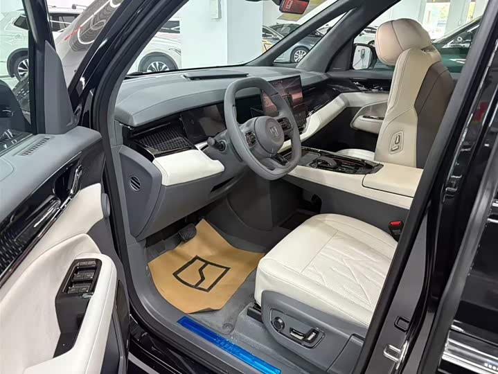 Zeekr 009 2024 2024款 六座行政版四驱 108kWh