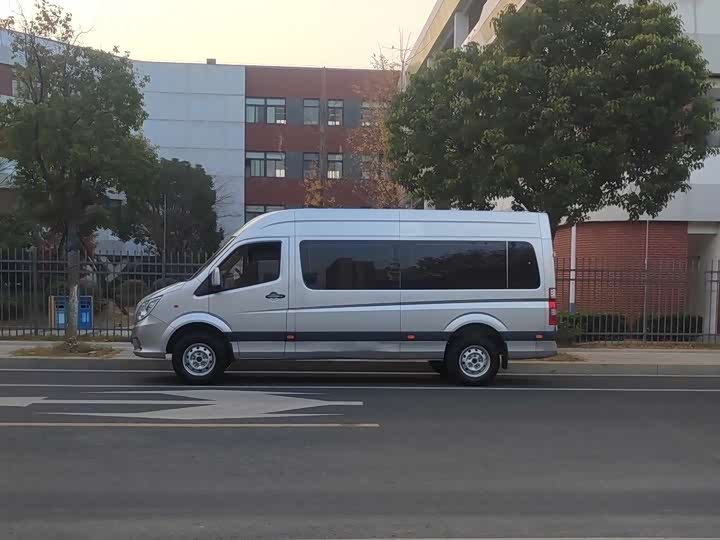 Foton Tuyano 2021 2021款 2.0T手动通途加长轴中顶5/6/7座4F20TC3