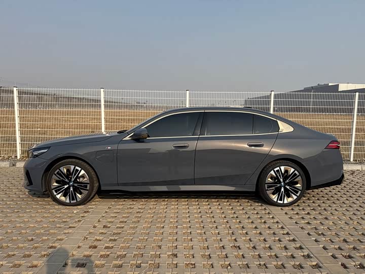 2025 BMW i5
