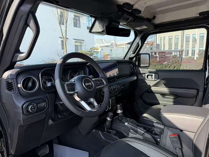 Jeep Wrangler 2024 2024款 2.0T 撒哈拉四门版