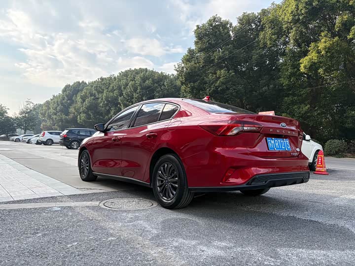 Ford Focus 2022 2022款 三厢 EcoBoost 180 自动竞速版