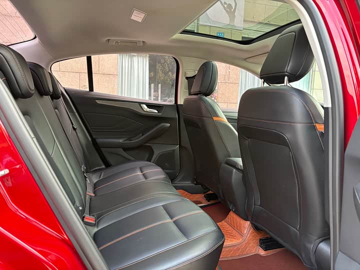 Ford Focus 2022 2022款 三厢 EcoBoost 180 自动竞速版