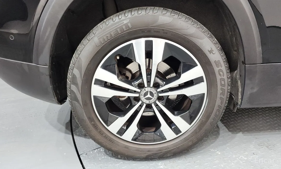 Mercedes-Benz GLB-Class 2020 GLB220