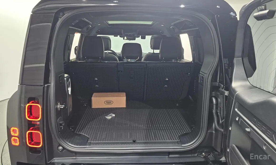 Land Rover Defender 2020 110 P300 X-Dynamic SE