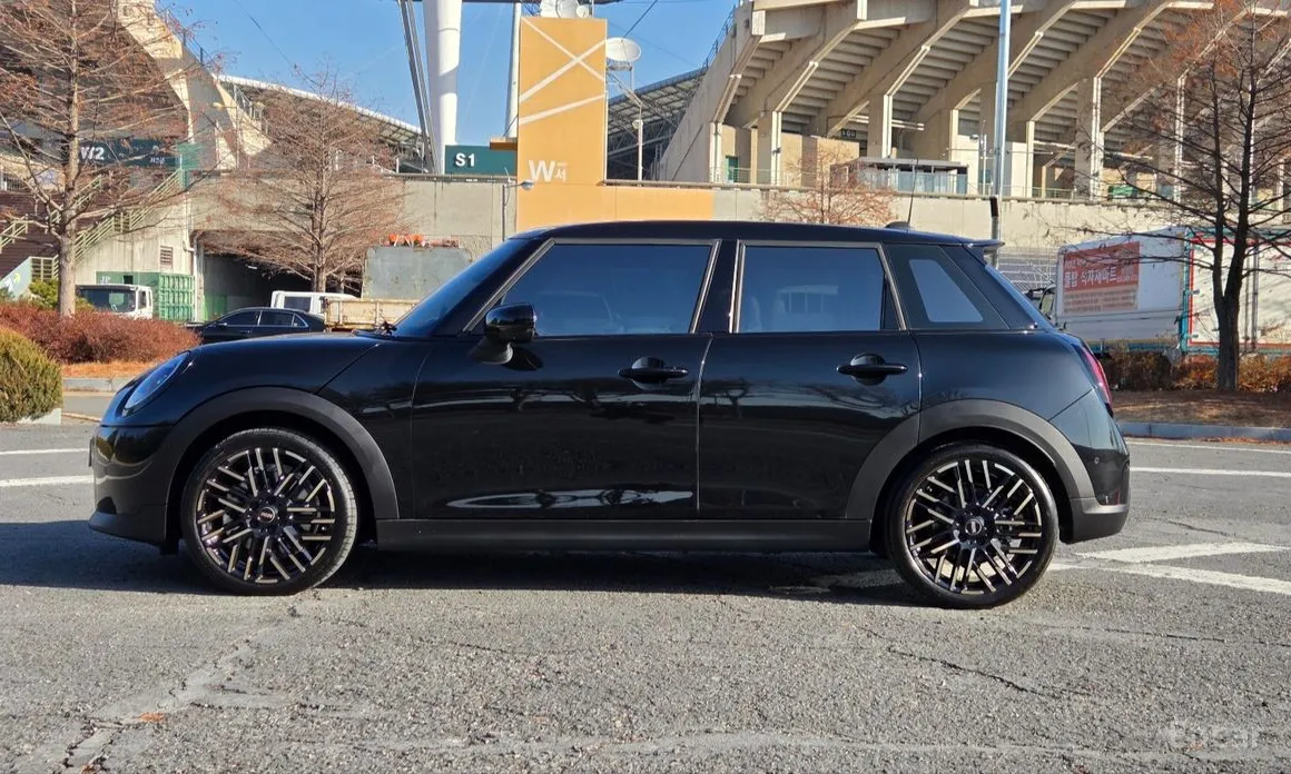 Mini Cooper 2024 5 Door Favoured