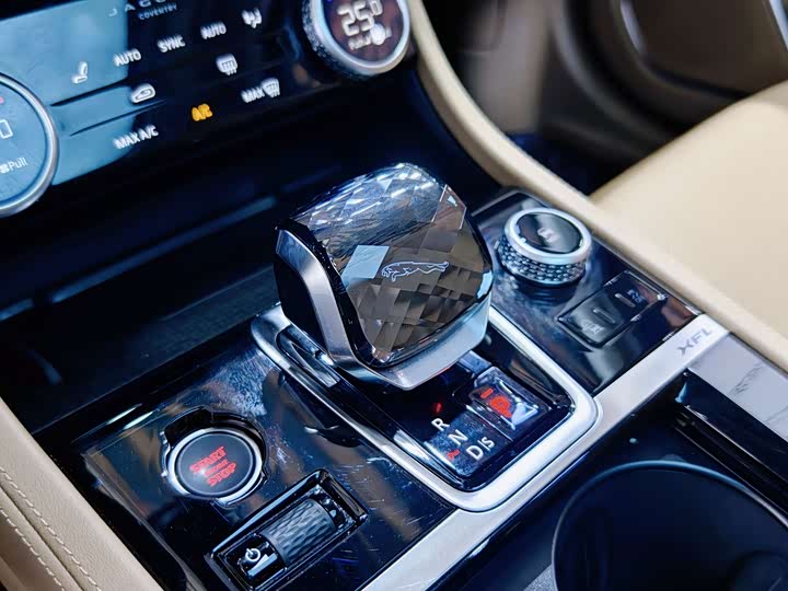 Jaguar XF L 2024 2024款 2.0T P250 两驱尊享豪华版