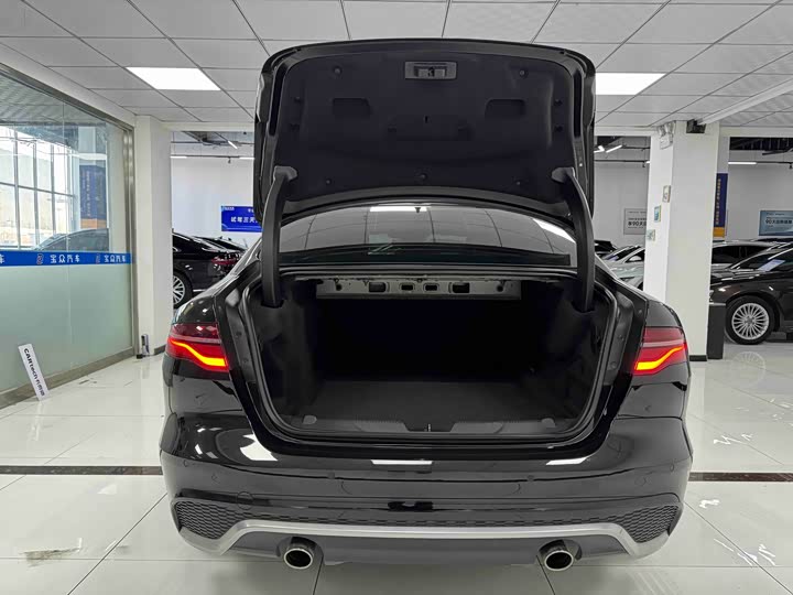 Jaguar XE L 2024 2024款 2.0T 250PS R-DYNAMIC S耀黑运动版